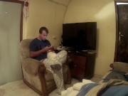 Pongo a cuatro patas a la gorda mientras juego con el móvil en su espalda 2/16