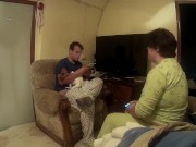 Pongo a cuatro patas a la gorda mientras juego con el móvil en su espalda 3/16