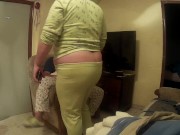 Pongo a cuatro patas a la gorda mientras juego con el móvil en su espalda 4/16