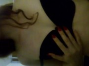se toca las tetas
