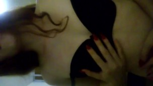 se toca las tetas