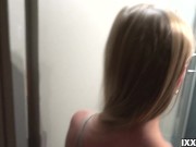 Быстренько по-писала пока туалет был занят - трейлер 1/16