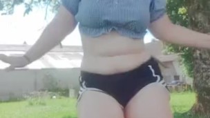 [mini vidéo) Danse du ventre par une bbw sur une musique pagan