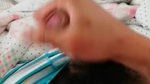 Twink mostrando leche