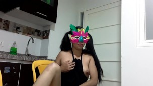 Sirvienta colombiana provoca al jefe para comerse su verga y es follada