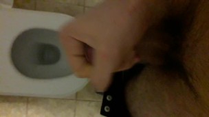 Je me branle dans les toilettes de la station de ski