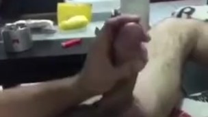 Me corro en casa de mi amigo hetero mientras él trabaja