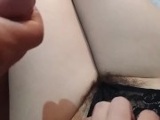 ПАРЕНЬ ДРОЧИТ И КОНЧАЕТ НА ВОЛОСАТУЮ КИСКУ 1/16