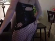 Hot wife popping and dropping her ass before filming a scene 