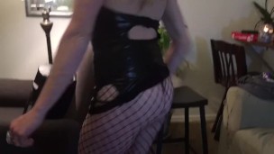 Hot wife popping and dropping her ass before filming a scene 