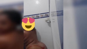 Culo grande en la ducha