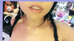 Mis tetas grandes recibiendo amor