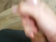 ГОРЯЧИЙ ПАРЕНЬ СТОНЕТ, ПОКА ДРОЧИТ / ВЕРТИКАЛЬНОЕ ВИДЕО - Screenshot 3 of 16 - Jerking Off