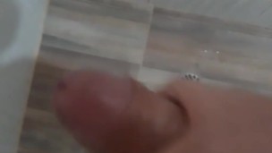 Me Masturbo mientras hay reunión familiar 