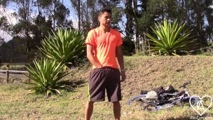 Chico se Sale de la Carretera se Desnuda y se Hace la Paja bien Rico