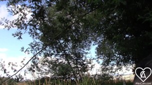 Tio Guapo Afeitandose las Bolas con la Polla ERECTA al Aire Libre