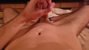 Twink italiano non circonciso si sega e si spruzza la sborra sulla pancia