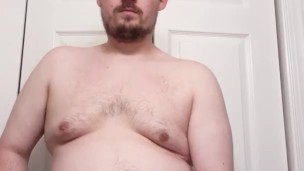 Schlubby guy cums at camera 