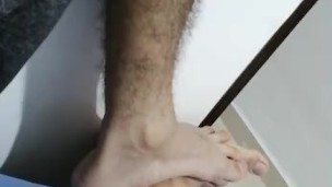 Grabo a los pies de mi cuñado