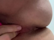 Una  italiana si diverte e squirta con un vibratore lussureggiante
