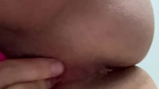 Una  italiana si diverte e squirta con un vibratore lussureggiante