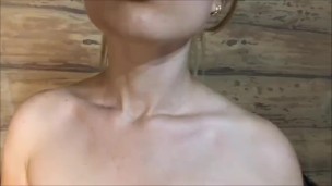 Демонстрирует свои волосатые подмышки и волосатую киску и хочет на них горяч