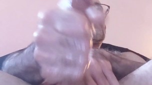 Pau semi duro apenas pingando cargas de esperma