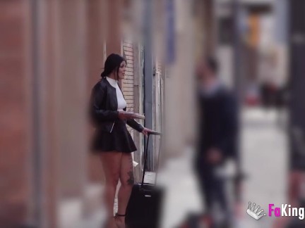 Rebeka caza tios en las calles haciéndose pasar por turista despistada