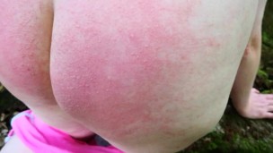 Nettle play outdoor - burning ass