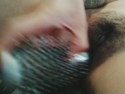 Me masturbo en la sala con un cepillo hasta que me vengo a chorros 