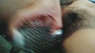 Me masturbo en la sala con un cepillo hasta que me vengo a chorros 