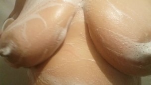 Ricas tetas de mi jefa mojaditas
