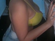 NOVINHA FEZ UM BOQUETE E RECEBEU UMA GOZADA NA BOCA 1/16