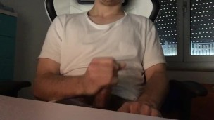 CHICO SE CORRE ENCIMA DE SU CAMISETA