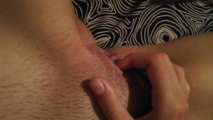 Bawie sie swoja owłosiona cipka