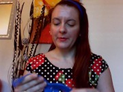 Nicoletta gioca con questi grandi palloncini fino a venire in un fantastico orgasmo 1/16