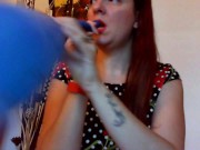 Nicoletta gioca con questi grandi palloncini fino a venire in un fantastico orgasmo 3/16