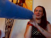 Nicoletta gioca con questi grandi palloncini fino a venire in un fantastico orgasmo 4/16