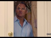 DADDY4K. Brilliant Colleen gibt Muschi an hübschen alten Mann im Freien 2/16