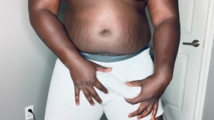 Bbc musculoso mostra corpo e empurrões enquanto assiste pornografia