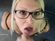 elle suce son plombier et prend un gros facial il recouvre ses lunettes de foutre pov 4/16