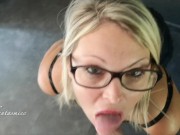 elle suce son plombier et prend un gros facial il recouvre ses lunettes de foutre pov 9/16
