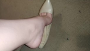 Shoeplay in tan heels. Dangling and dropping