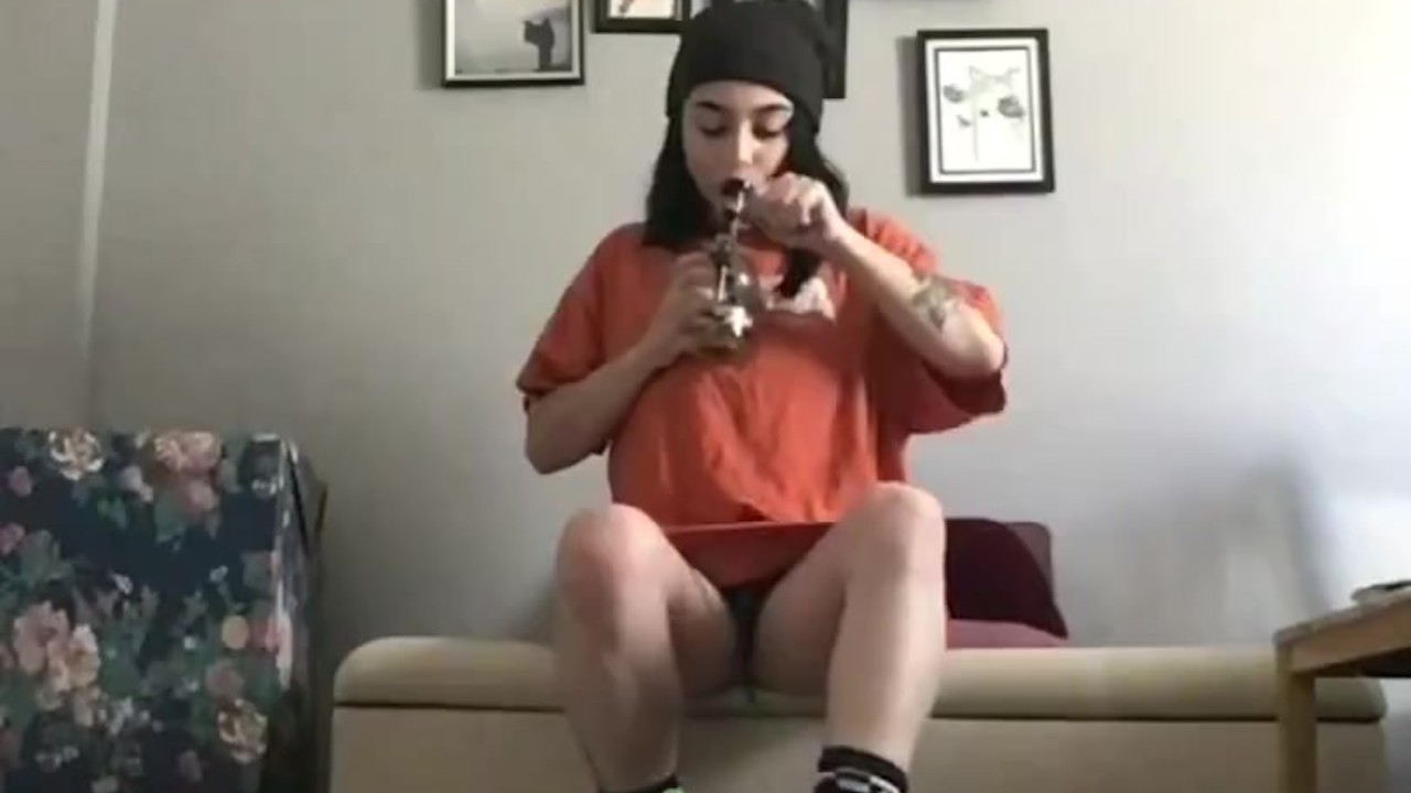 spooky stoner slut cums on her dildo - RedTube