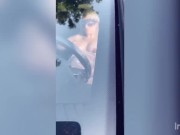 Maddie en extérieur avec un inconnu 1/16