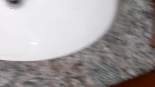 Magrelo dotado batendo uma em frente o espelho 
