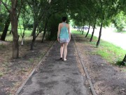 МАЛЫШКА БЕГАЕТ ПО ПАРКУ, СНИМАЕТ ТРУСИКИ И ПОКАЗЫВАЕТ ПОПКУ ПРИ ВСЕХ 4К - Screenshot 15 of 16 - Flashing