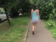 МАЛЫШКА БЕГАЕТ ПО ПАРКУ, СНИМАЕТ ТРУСИКИ И ПОКАЗЫВАЕТ ПОПКУ ПРИ ВСЕХ 4К - Screenshot 9 of 16 - Naked