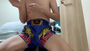 青色のムエタイパンツでオナニー