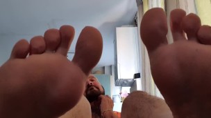 foot fetish mickyman showing feet.